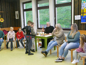 Symbolische Mantelteilung mit den Kommunionkindern (© Karl-Franz Thiede)